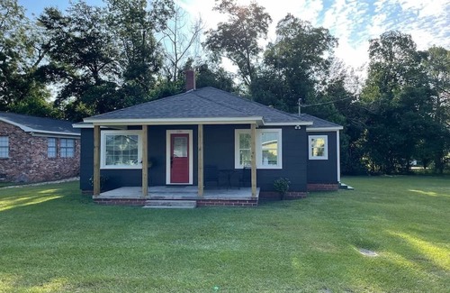 Douglas Haus | The Redbird - Charming 3-bedroom bungalow with All the Basics in Douglas