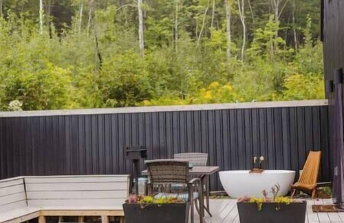Liberty Haus | The Anthracite at Crie Hill - A Luxury Off-Grid Retreat
