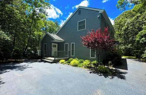 Manorville Haus | Private & Woodsy Home Near Hamptons/Golf/Wineries/Farms w/Heated Salt Pool & Spa