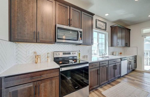 Aurora Haus | Elegant and Immaculate 3,260 Sq.ftnHome in Adonea, Aurora with Free WiFi and AC.