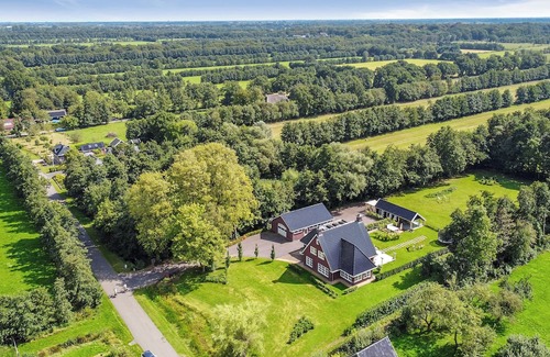 Triemen Haus | Luxurious stay in the middle of the Frisian countryside with whirlpool