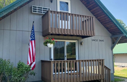 Cadillac Kabine | 3-bedroom cabin in charming Harrietta with WiFi. Perfect for a getaway.