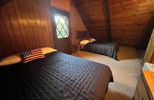 Cadillac Kabine | 3-bedroom cabin in charming Harrietta with WiFi. Perfect for a getaway.