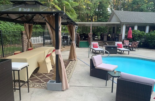 Rocky Mount Haus | treetop Paradise- pool, 6 beds, sand volleyball, outdoor Kitchen, & movie room