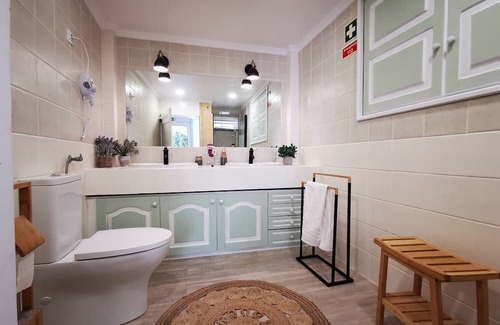 Sines Haus | Room 'Garden' with Shared Garden and Wi-Fi