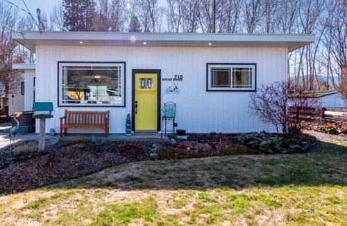 Okanagan-Similkameen Haus | Charming Creekside Cottage in Naramata Village