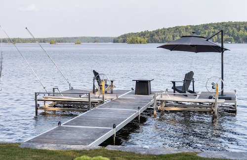 Trent Lakes Hütte | Relaxing Waterfront Oasis – Lakehouse on the Rocks