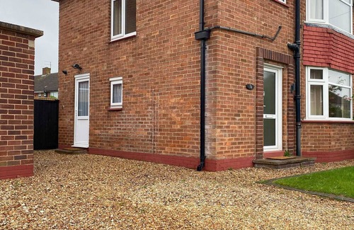 Grimsby Haus | "At The Edge" of Grimsby. Cosy, Comfy with Huge Free Parking for Vans or Cars.