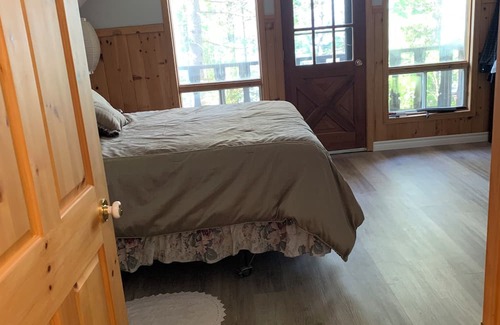 Algoma District Hütte | Welcome to the Cozy Cottage with sand beach, WiFi and AC in delightful Thessalon