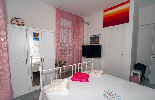 Vado Ligure Wohnung | Room 'Suite' with Shared Terrace, Wi-Fi and Air Conditioning