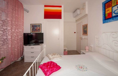 Vado Ligure Wohnung | Room 'Suite' with Shared Terrace, Wi-Fi and Air Conditioning