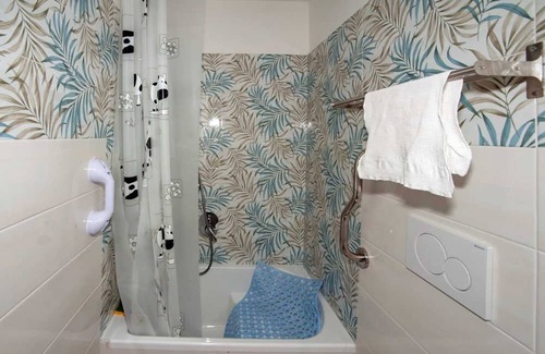 Vado Ligure Wohnung | Room 'Suite' with Shared Terrace, Wi-Fi and Air Conditioning