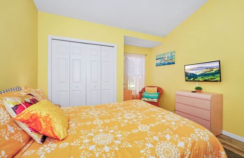 Thousand Oaks Haus | Sunny villa with sunset views under new management