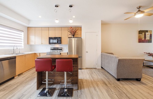 Evanston Haus | Elegant 4-Bedroom Home in a Quiet and Peaceful Community | Free Parking