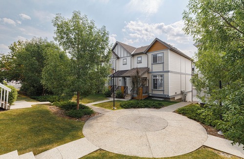 Evanston Haus | Elegant 4-Bedroom Home in a Quiet and Peaceful Community | Free Parking