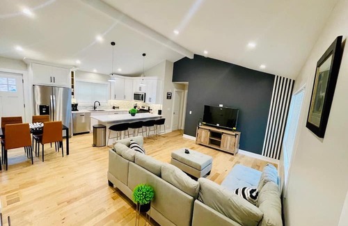 Willowbrook Haus | Charming 3-bedroom Cottage with AC & WiFi in Willowbrook