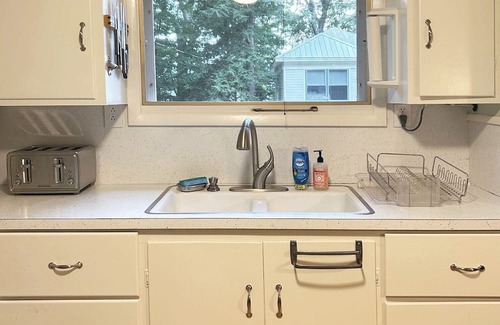 Warren County Hütte | Charming 2-bedroom Lake George Cottage on East Side w/Wifi & AC