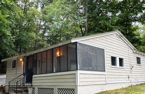 Warren County Hütte | Charming 2-bedroom Lake George Cottage on East Side w/Wifi & AC