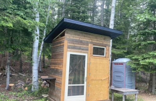 Moncton Kabine | Riverside Off the Grid Glamping Cabin