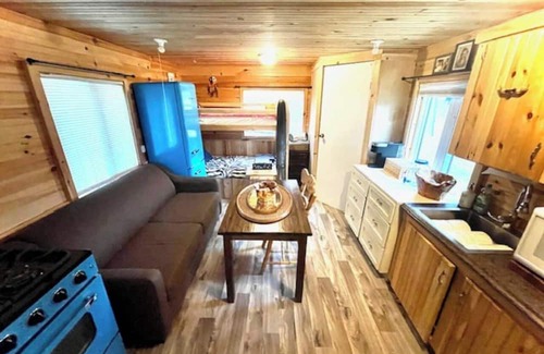Moncton Kabine | Riverside Off the Grid Glamping Cabin
