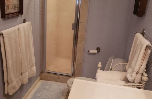 Little Kowaliga Kabine | Charming 4-bedroom/4-bath lake cabin with WiFi and AC on beautiful Lake Martin