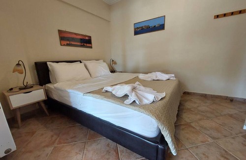 Pylos-Nestoras Haus | A comfortable and quiet guest house with a nice courtyard.