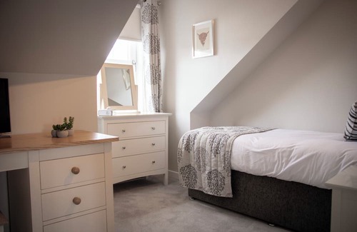 Troon Hütte | Cosy cottage, with on site amenities, minutes from Royal Troon Golf Club & beach