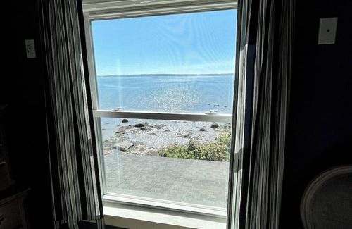 East Deering Hütte | Welcome to The Villa! Charming oceanfront cottage right in Portland