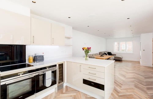 Tiddington Haus | CV37 7FA 9 Sid Courtney Way, Tiddington · Large & Modern 4Bed Family Home | Pass The Keys