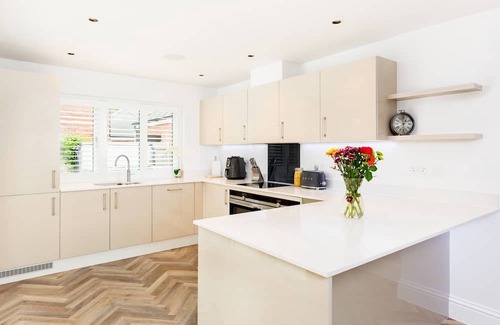 Tiddington Haus | CV37 7FA 9 Sid Courtney Way, Tiddington · Large & Modern 4Bed Family Home | Pass The Keys