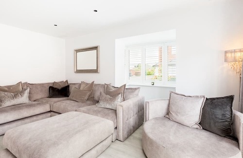 Tiddington Haus | CV37 7FA 9 Sid Courtney Way, Tiddington · Large & Modern 4Bed Family Home | Pass The Keys