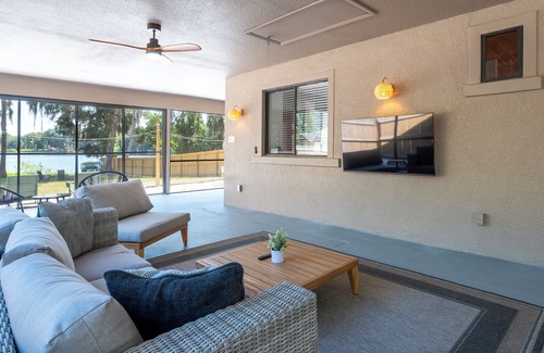 Odessa Haus | Serene Lakefront Retreat: Unwind on Lake Wood