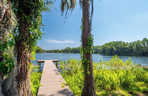 Odessa Haus | Serene Lakefront Retreat: Unwind on Lake Wood