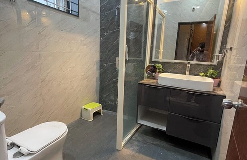 Chanda Nagar Wohnung | Luxurious Garden-View Duplex in Hyderabad,4-bedroom with AC, WIFI