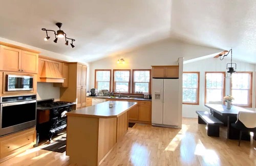 Huntsville Hütte | Water Front Cottage with dock - 5 min from the town, pet-friendly