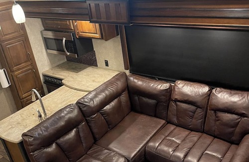 Cottondale Haus | Toy Hauler- 43' Camp Style in private lake area.