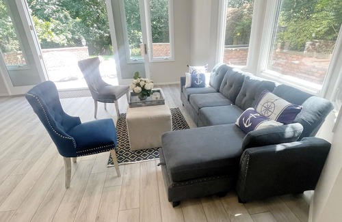 Locust Valley Hütte | Gorgeous cottage with WiFi and fitness room on a 5 acre private property in LV