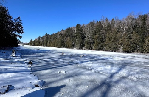 Irondale Kabine | Welcome to Glamor Rustic Retreats, your ideal getaway in Highlands East, Ontario