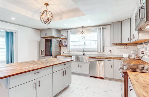 Burnside Haus | Group Getaway in Gonzales ~ 25 Mi to Baton Rouge!