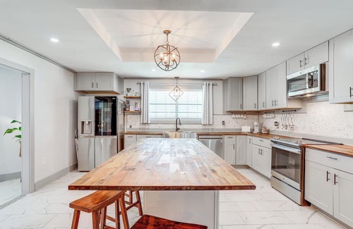 Burnside Haus | Group Getaway in Gonzales ~ 25 Mi to Baton Rouge!