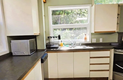 Parker Cove Haus | Terrific house in Vernon w! WiFi, Netflix & Prime. 5 mins. dtive to Fintry Lake.