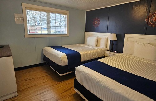 Lakeport Kabine | Cabin with 1 Queen bed & 2 Doubles /Kitchen