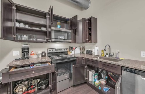 Waldron Wohnung | Sleek, modern loft minutes from Airport, FAST WiFi