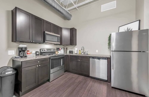 Waldron Wohnung | Sleek, modern loft minutes from Airport, FAST WiFi