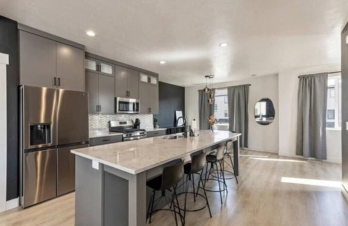 American Fork Haus | New! Onyx Oasis | 2 Car Garage | TV | Central