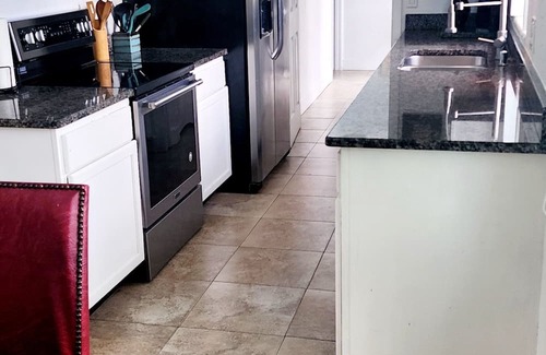 Northwest Orlando Haus | Spacious home with extra large pool, water falls and centraly located.nn