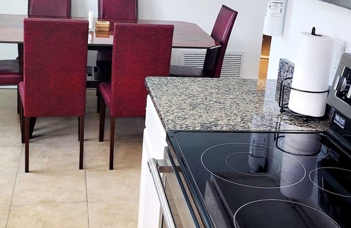 Northwest Orlando Haus | Spacious home with extra large pool, water falls and centraly located.nn