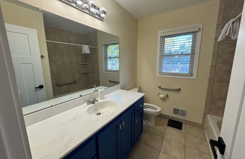 Brooklyn Park Haus | Spacious 5-Bedroom Retreat with Finished Basement - 18 Miles from the City