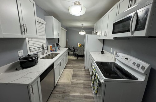 Brooklyn Park Haus | Spacious 5-Bedroom Retreat with Finished Basement - 18 Miles from the City