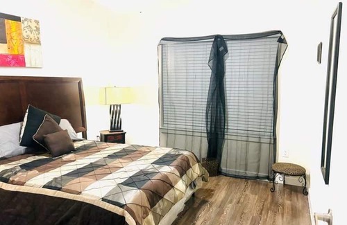 Texas City Haus | The Lakeside Layover w/Pool/Parking/WiFi Pkg